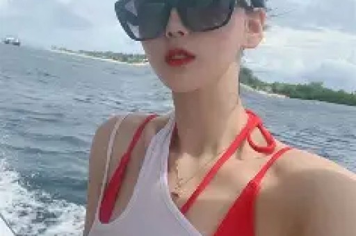 700万粉丝网红“暴躁的小张”突发讣告83岁姥姥骤然离世其两年前曾突发心梗住院常与千万粉丝网红“田姥姥”合拍视频“田”留言：老姐姐一路走好