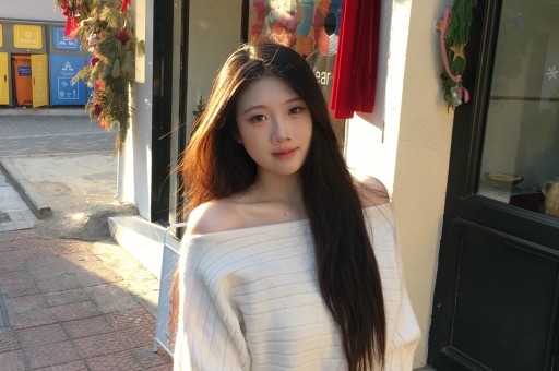 谢娜成都演唱会想看人数超35万艺人跨界为何引争议